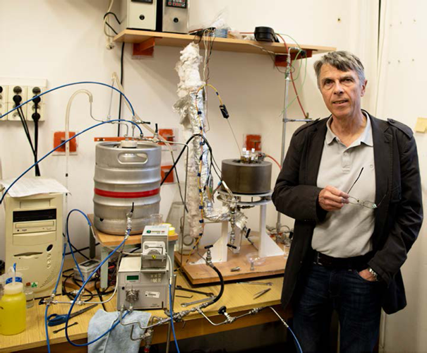 Gratulace doc. Janu Macákovi z Ústavu energetiky